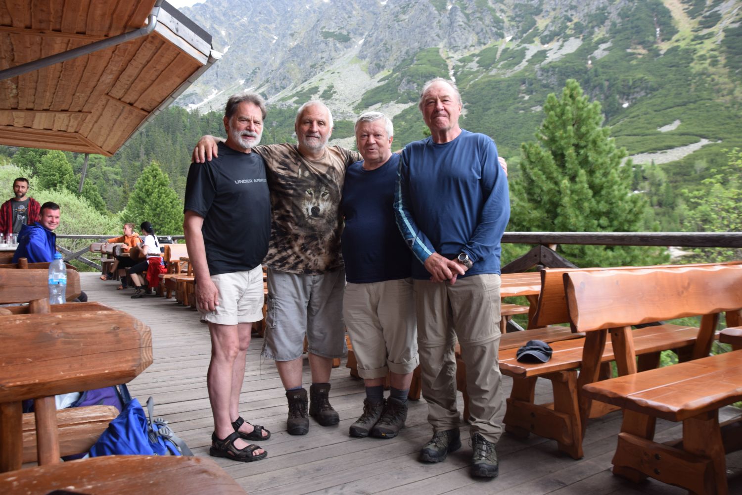 Przed schroniskiem: od lewej P.Mularz,M.Kochańczyk,A.Samolewicz,S.Łobodziński