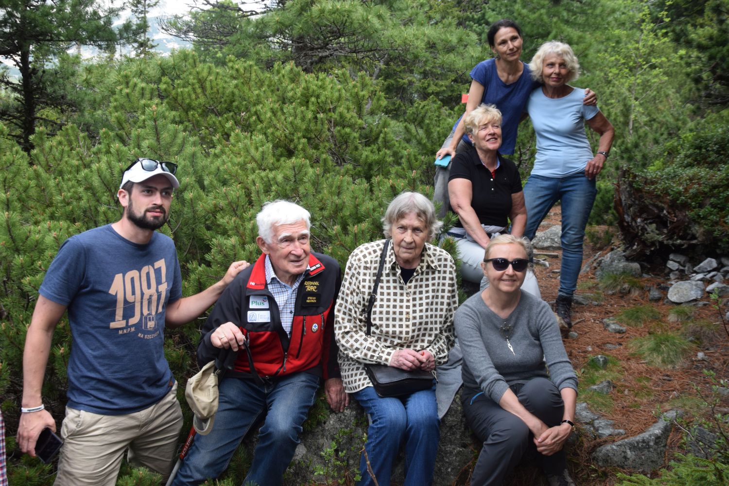 Najbliższa rodzina przed tablicą na symbolicznym cmentarzu pod Osterwą: od prawej Grażyna Chrobak z córką Joanną,Elżbieta Dąsal,Elżbieta Gardzielewska,Zofia Heinrich,Stefan Heinrich oraz syn Stefana Andrzej.