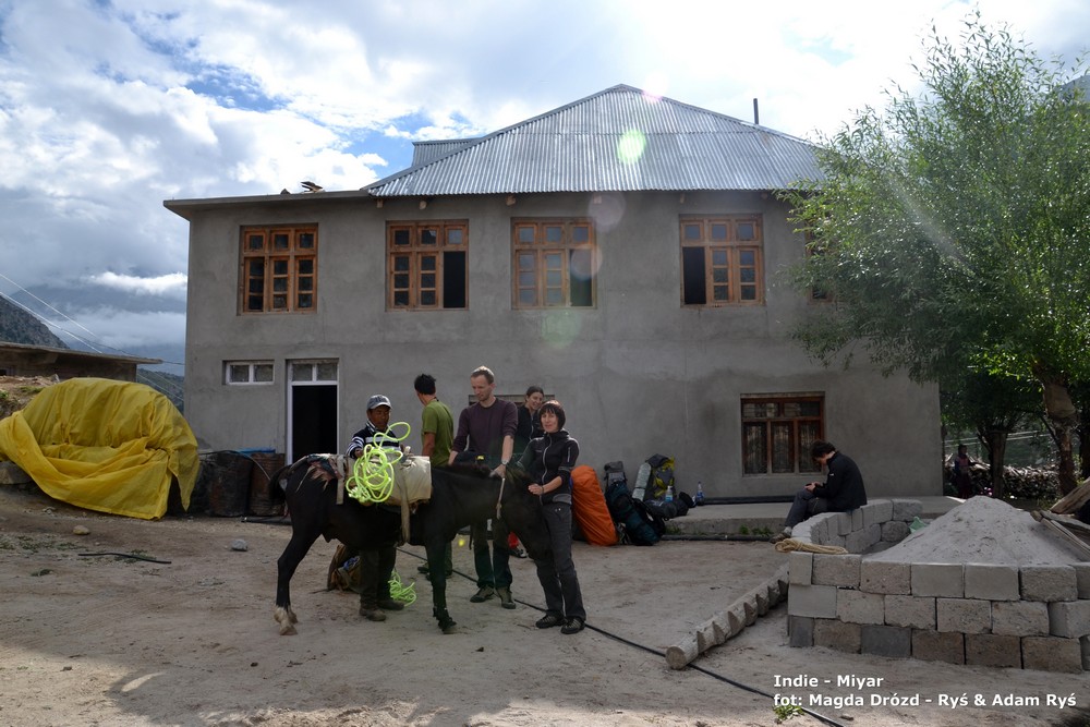 Shukdu - przed 'pensjonatem'